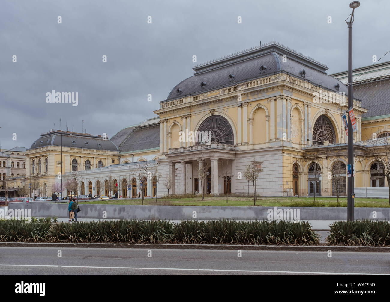 Façade de la gare Keleti de Budapest. Banque D'Images