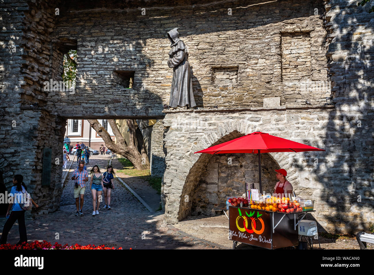 Statue de moine à capuchon sur les murs de la ville dans le jardin des rois danois entre les limites supérieure et inférieure des communes de Tallinn, Estonie le 21 juillet 2019 Banque D'Images