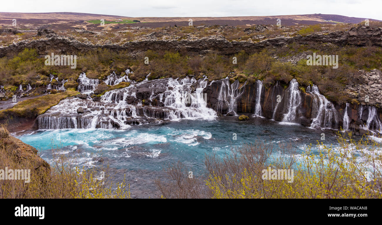 HUSAFELL, ISLANDE - cascade Hraunfossar, découlant de champ de lave. Banque D'Images