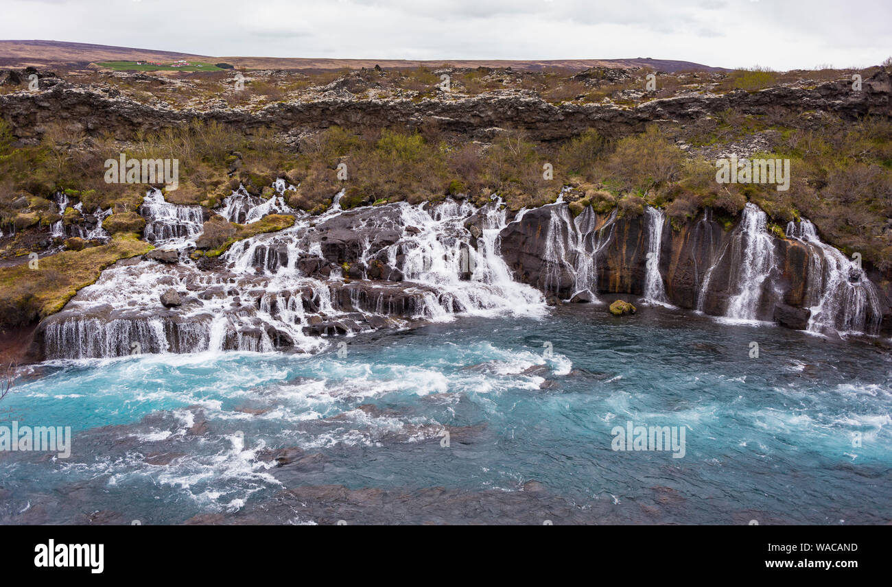 HUSAFELL, ISLANDE - cascade Hraunfossar, découlant de champ de lave. Banque D'Images