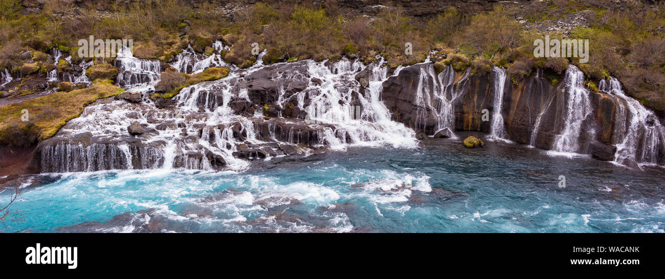 HUSAFELL, ISLANDE - cascade Hraunfossar, découlant de champ de lave, panorama. Banque D'Images