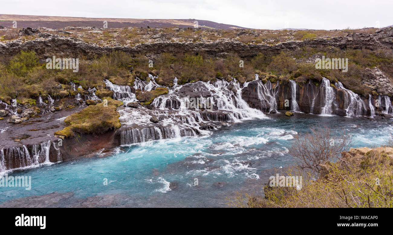 HUSAFELL, ISLANDE - cascade Hraunfossar, découlant de champ de lave. Banque D'Images