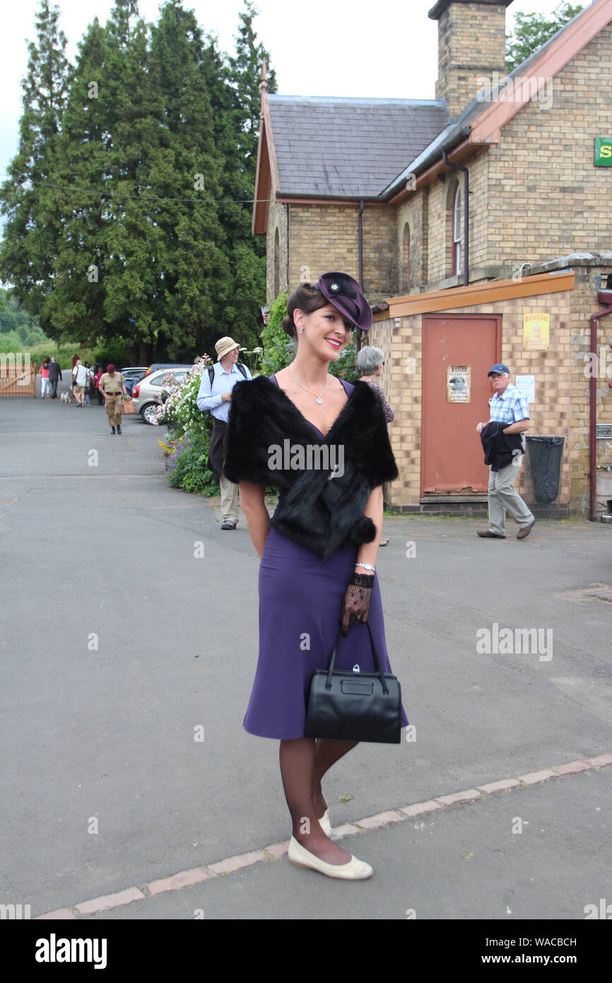 Arley, Bewdley, Worcestershire, Royaume-Uni, 27/6/2015, Severn Valley Railway Scènes, Belle Dame habillé en costume 40s. dans les paramètres de l'ancienne Banque D'Images