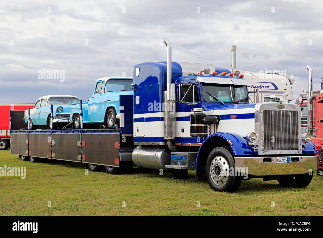 Alaharma, Finlande. Le 9 août 2019. Le bleu et le blanc-Américain Peterbilt 359 camion semi avec charge de voitures classiques affichées sur Power Truck Show 2017. Banque D'Images