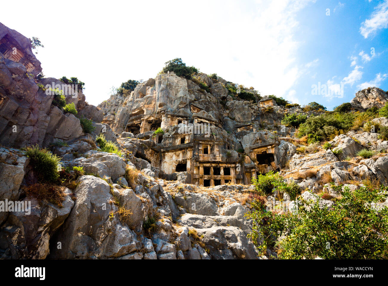 Les ruines des tombeaux de l'ancienne civilisation. Tombes sont sculptées dans la roche sur le territoire de la Turquie moderne. Banque D'Images