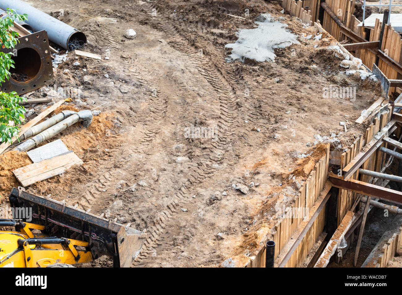 Voir ci-dessus la construction de tranchées avec site pour l'installation de chauffage et d'épuration des eaux usées de pipeline Banque D'Images
