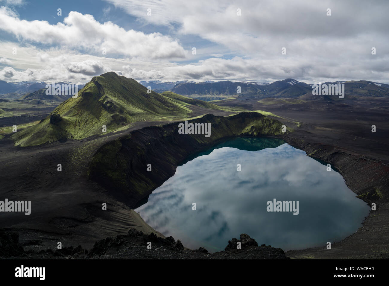 Mirror Lake dans l'Icelandic highlands avec des montagnes en arrière-plan. Banque D'Images
