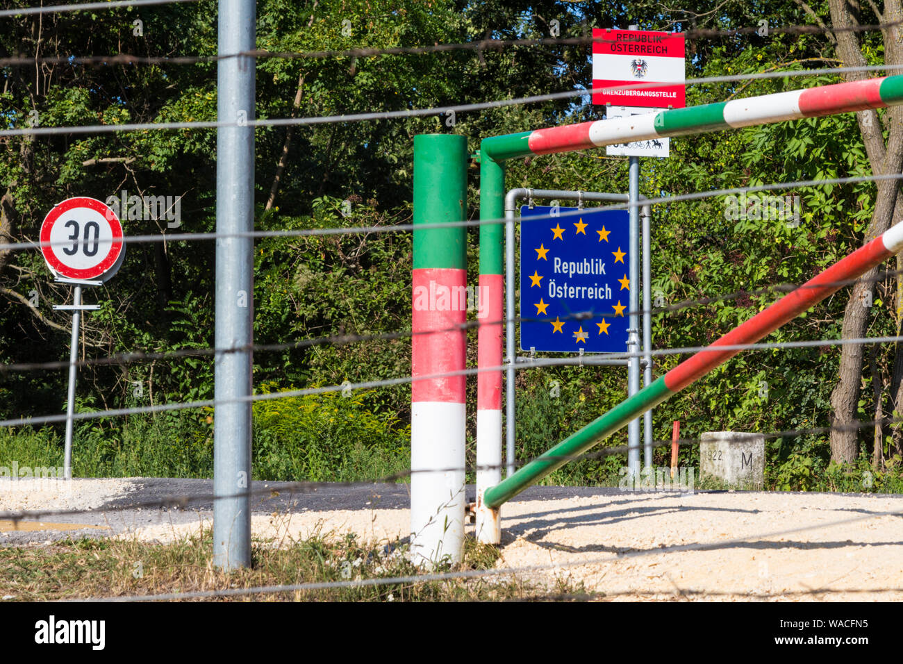 Des signes de la République autrichienne vue à partir de la Hongrie à la pique-nique paneuropéen Memorial Park en Fertorakos, Hongrie Banque D'Images