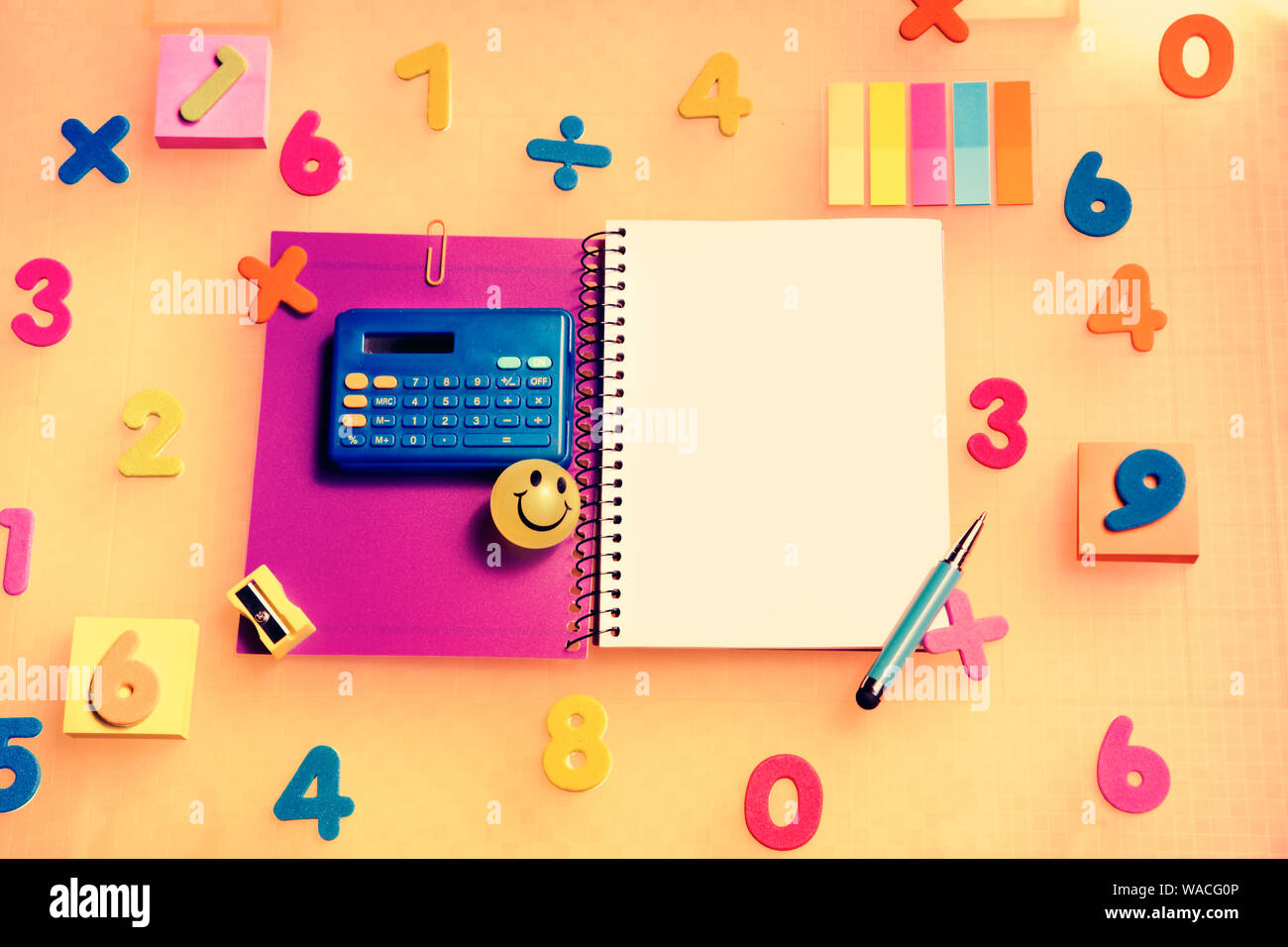 Arrière-plan avec l'ordinateur portable blanc entouré par des chiffres et une calculatrice pour apprendre les mathématiques bleu Banque D'Images Arrière-plan avec l'ordinateur portable blanc entouré par des chiffres et une calculatrice pour apprendre les mathématiques bleu Banque D'Images