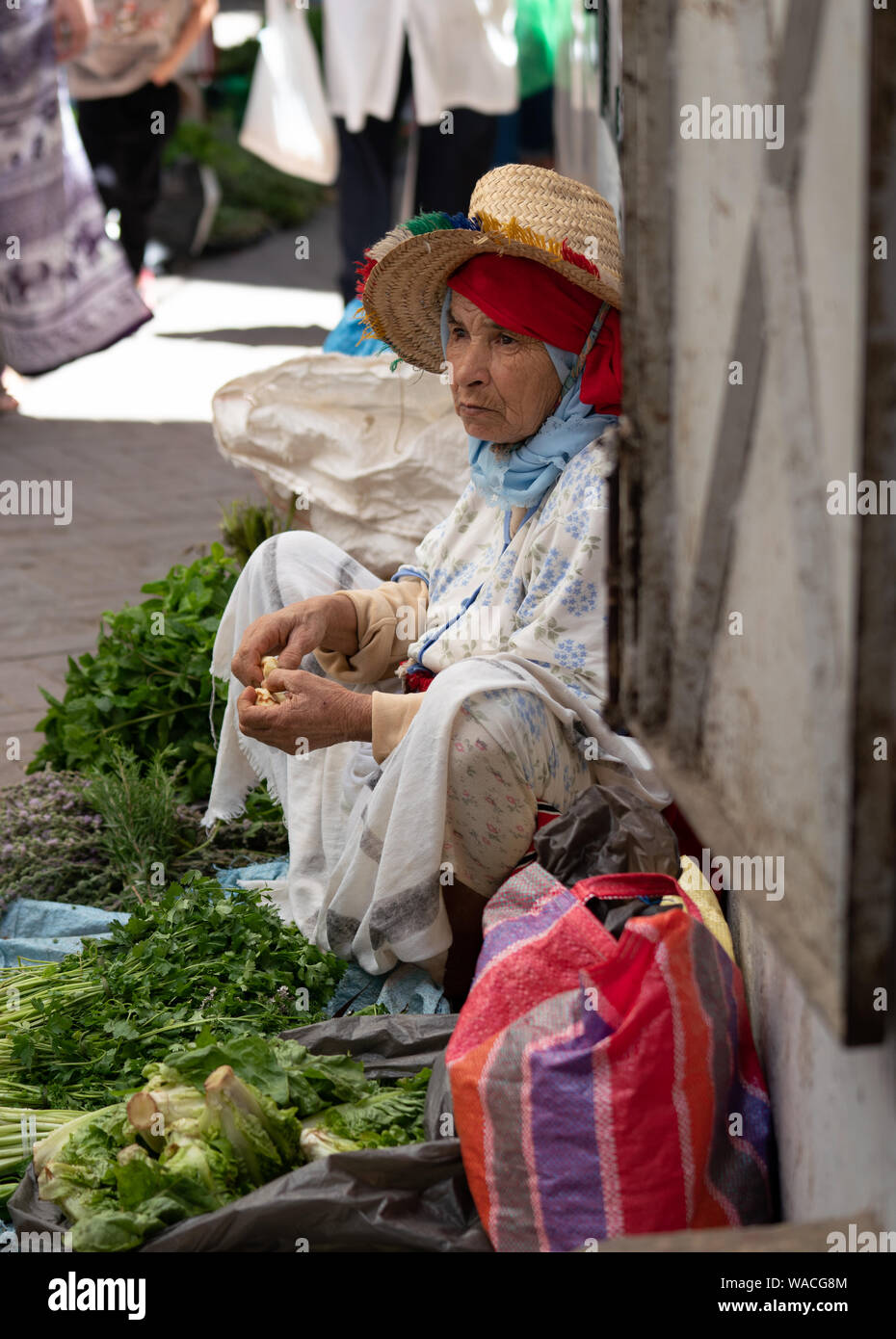 Femme berbère la vente de légumes. Tanger, Maroc Banque D'Images