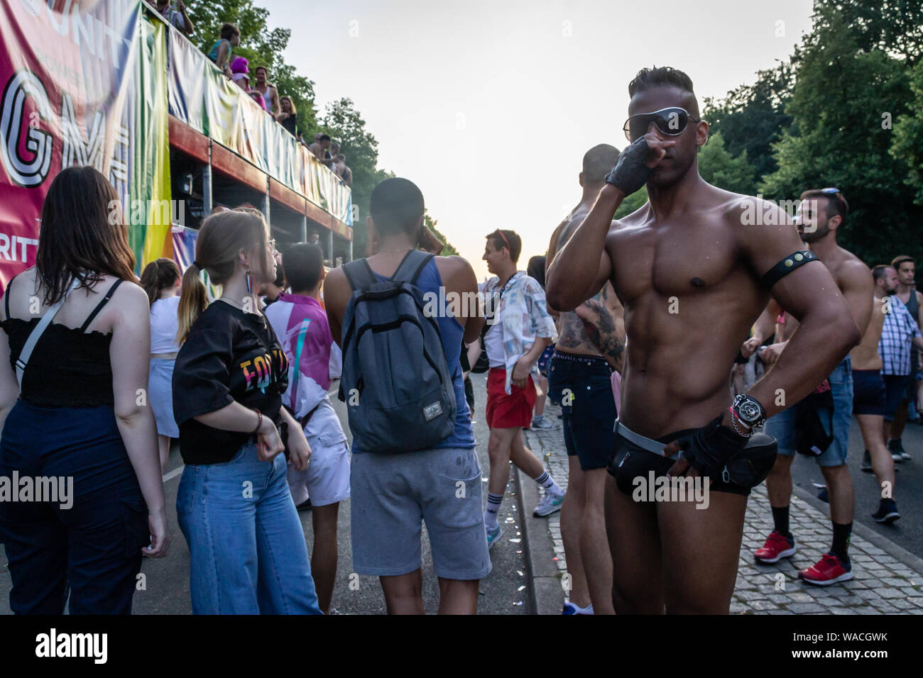 BERLIN, ALLEMAGNE - 27 juillet : la Bohème y prendre part à l'Assemblée Christopher Street Day parade le 27 juillet 2019 à Berlin, Allemagne. Cette année, le CSD célèbre le 50e anniversaire des émeutes de Stonewall Inn à New York, dans un événement que beaucoup voient comme le mouvement des droits des homosexuels galvanisé Banque D'Images