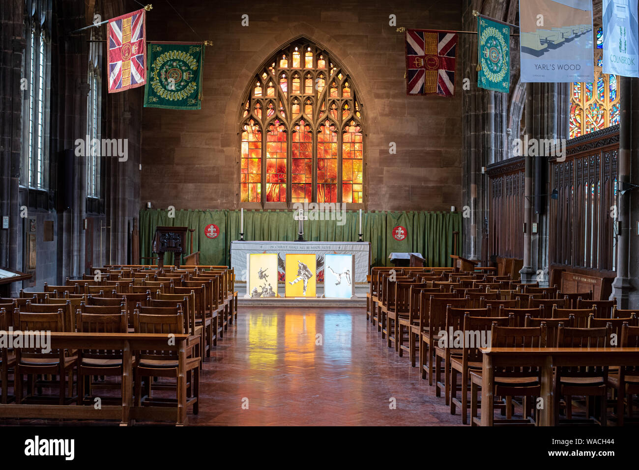 L'intérieur de la célèbre Cathédrale de Manchester catholique avec les beaux vitraux art lunettes. Banque D'Images