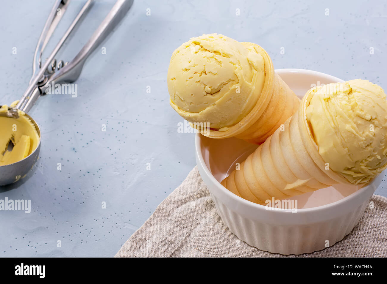 Glace vanille bio faits maison sur un fond clair. Banque D'Images