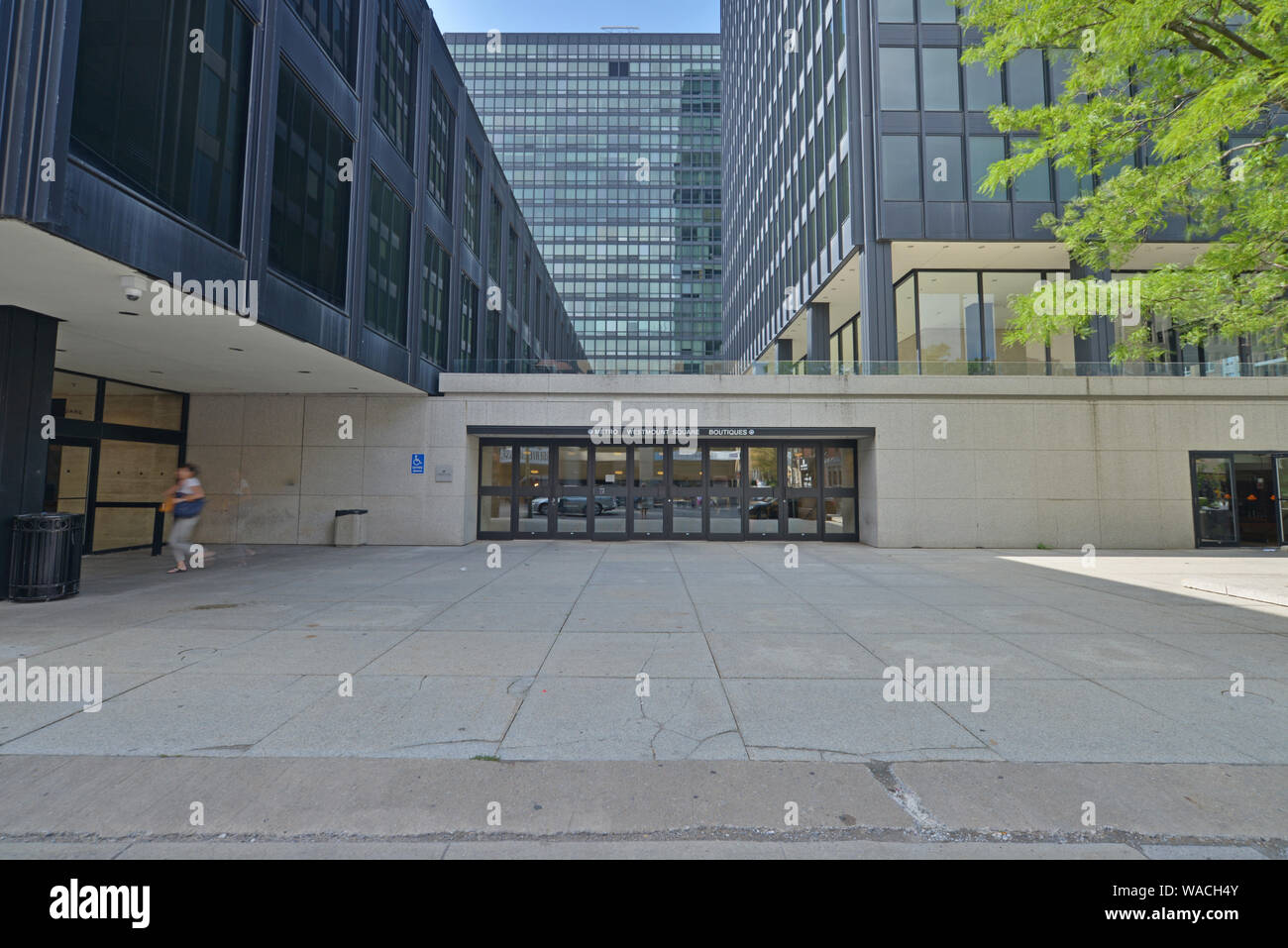 Montréal, Québec, Canada - 23 août 2016 : à l'entrée de métro Square Westmount Banque D'Images