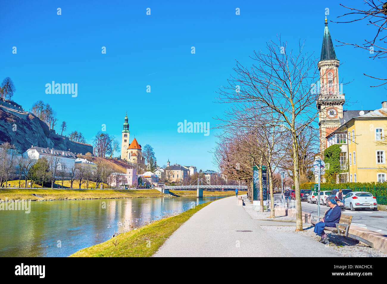 Salzbourg, Autriche - 27 février 2019 : La vue panoramique sur la rivière Salzach avec de hauts clochers des églises médiévales et piétonne agréable prom Banque D'Images