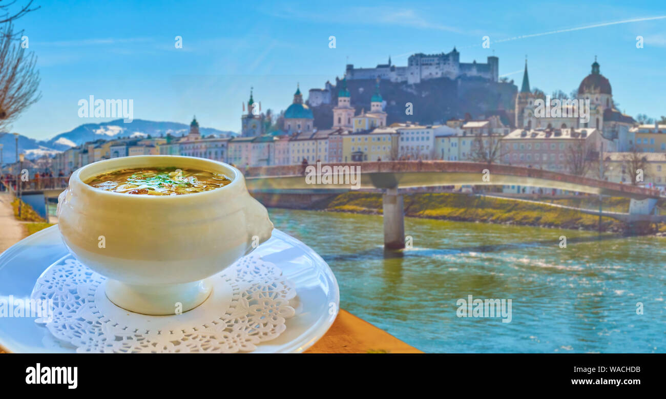 L'assiette de soupe chaude mashroom autrichienne sur la terrasse en bord de la rivière Salzach Elisabeth avec une vue sur la Forteresse de Hohensalzburg, Salzbourg, Austr Banque D'Images