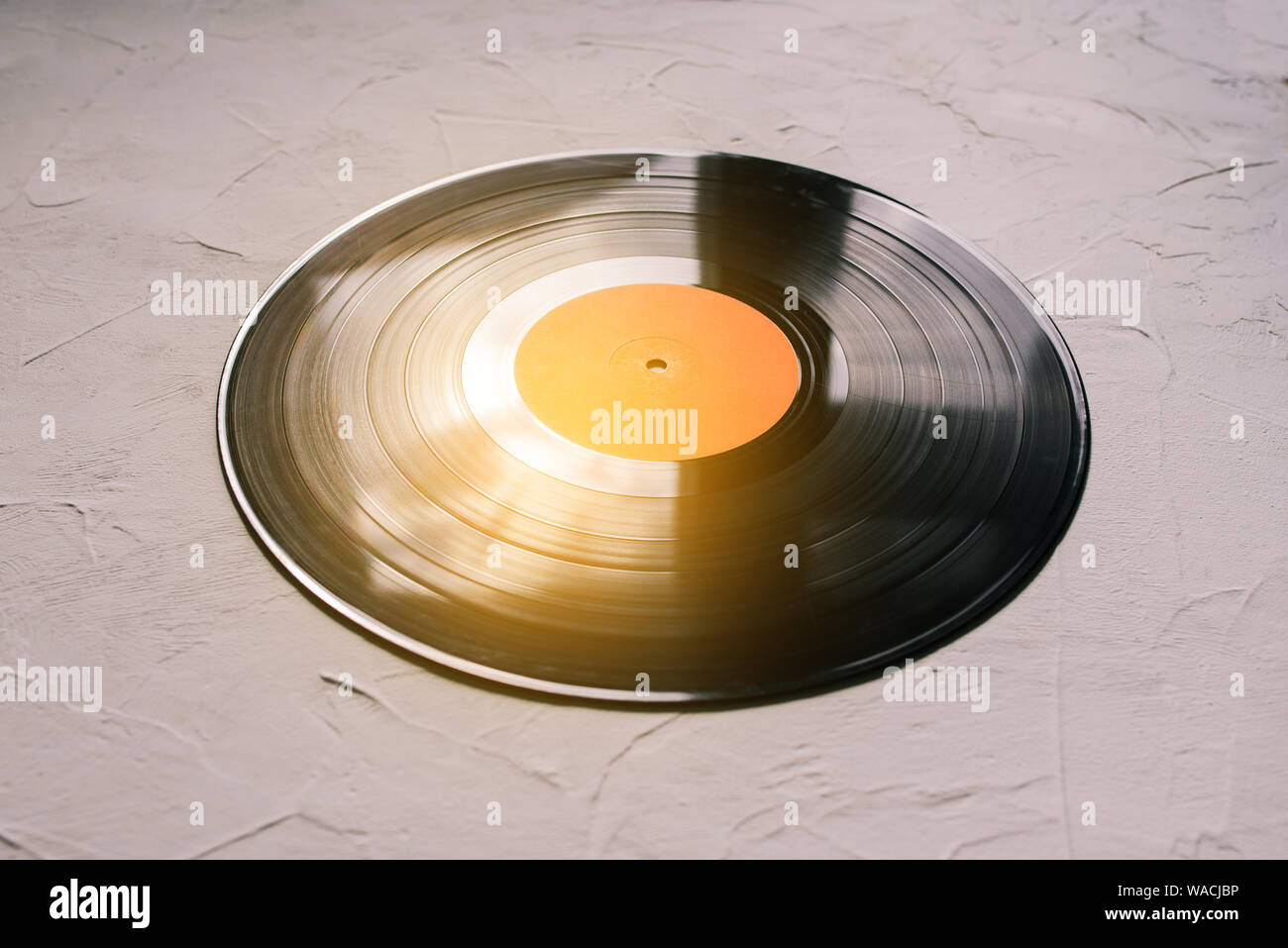 Disque Vinyle Sur Un Fond Blanc Et Rayons De Soleil Le Son Analogique Arriere Plan De La Musique Le Concept De La Musique Des Parties Photo Stock Alamy