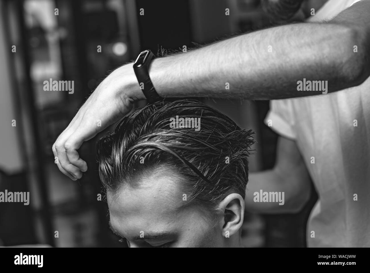 Salon de coiffure fait une coupe élégante et design pour le client dans le salon de beauté. Banque D'Images