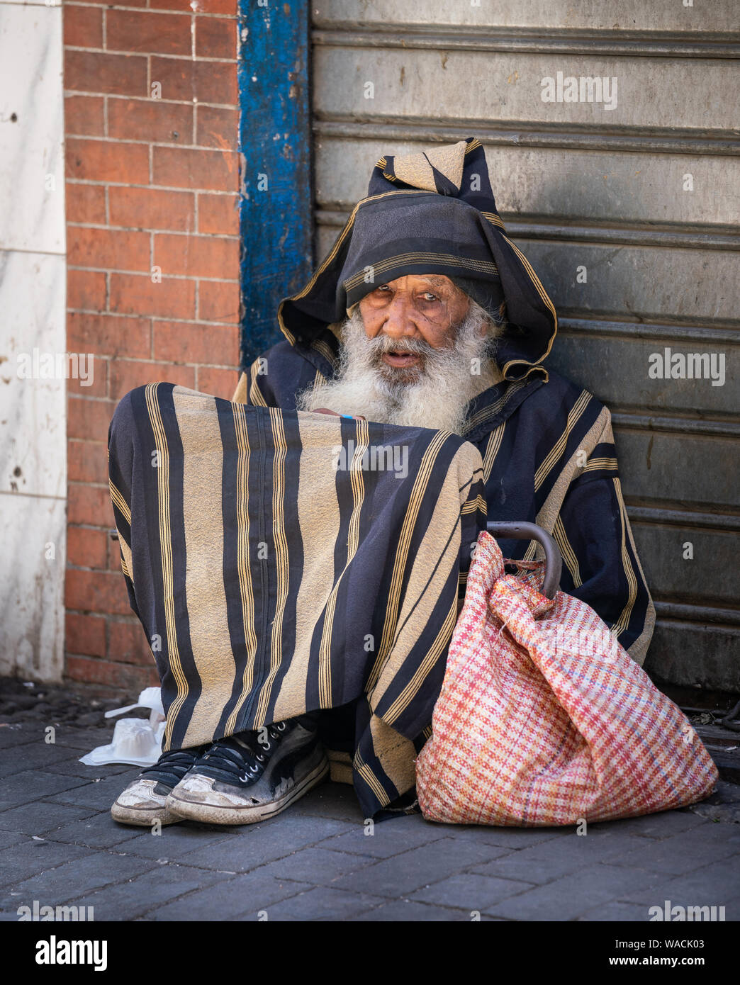 Vieil homme dans le souk. Tanger, Maroc Banque D'Images