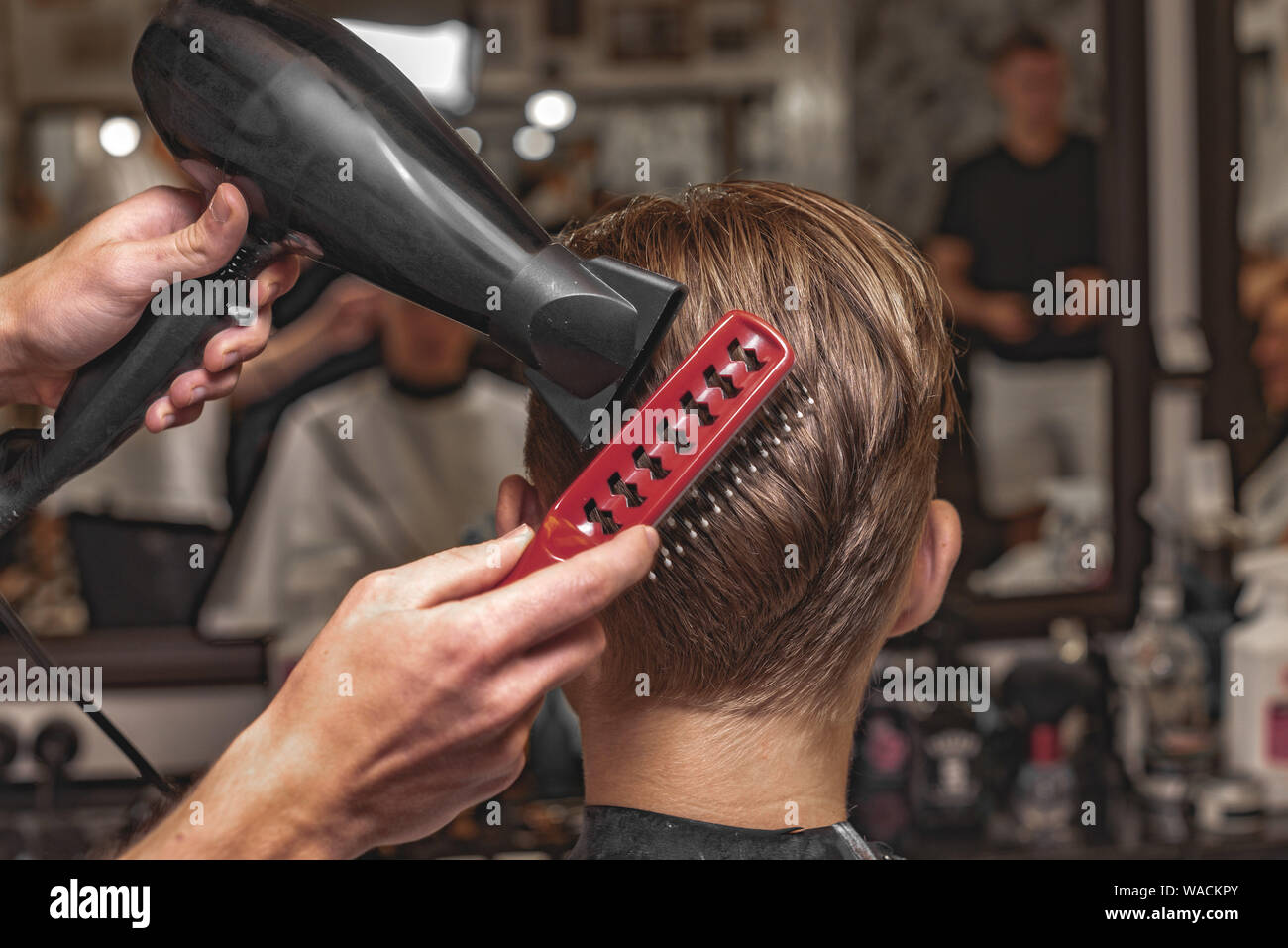 Coupe de cheveux pour les hommes et la coiffure dans un salon de coiffure. Photo rétro Banque D'Images