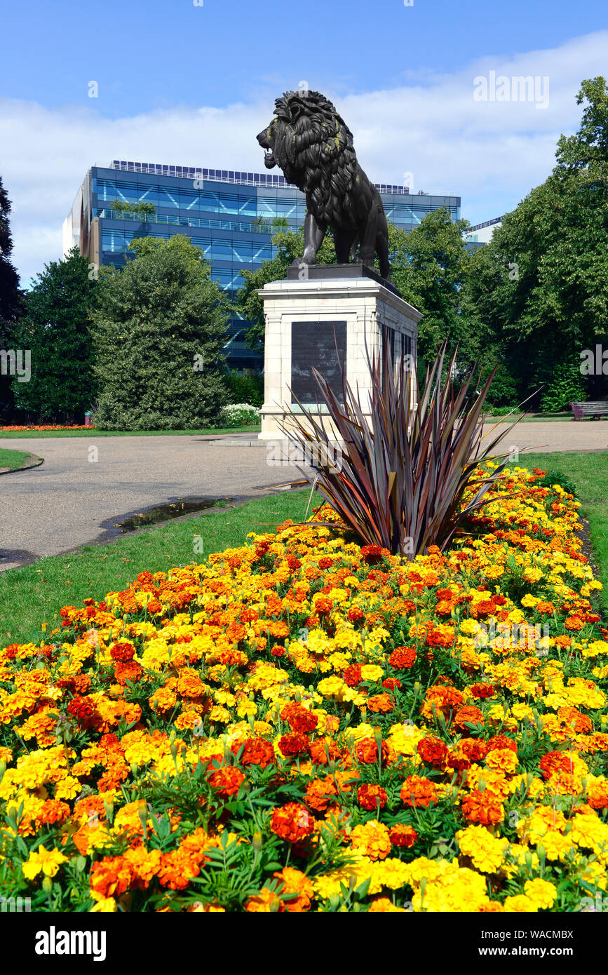 La sculpture Maiwand Lion se trouve au centre des jardins publics de Forbury à Reading, Berkshire, Angleterre, Royaume-Uni Banque D'Images