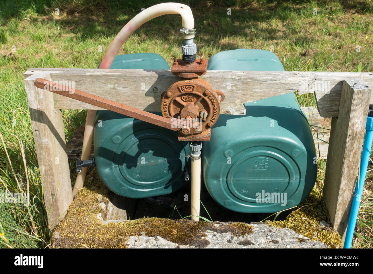 Magnifique grande pompe manuelle - belle pompe à eau de type ancienne.
