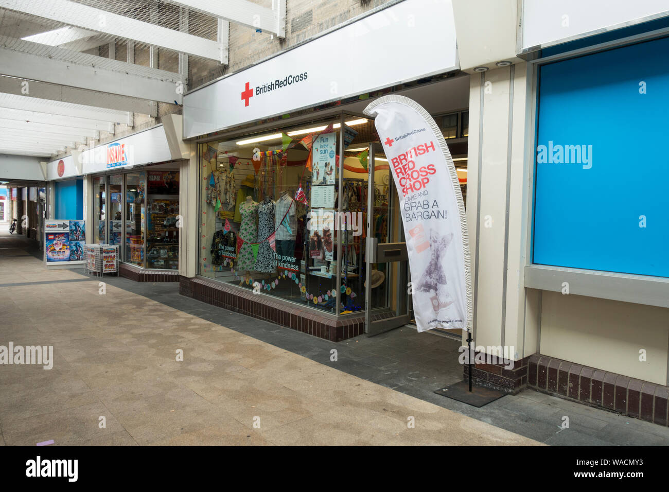 British Red Cross Shop à Street, Somerset, Angleterre, Royaume-Uni. Banque D'Images