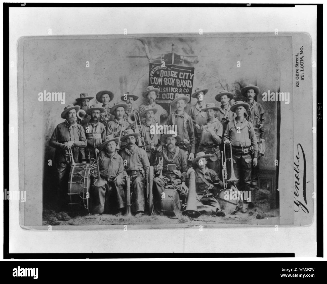 Dodge City Cow-Boy Band avec leurs instruments) - Studio Genelli, Hulbert Bros., Saint Louis, MO Banque D'Images