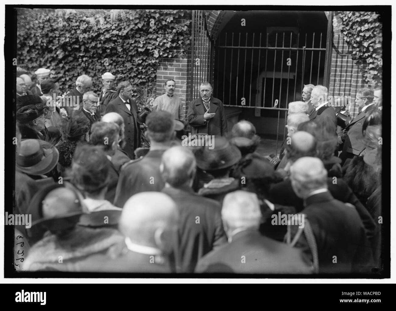 DODGE, COL. HARRISON. Le surint. De MOUNT VERNON. Tête À GAUCHE DANS OUVERT PORTE DE TOMBEAU DE WASHINGTON Banque D'Images