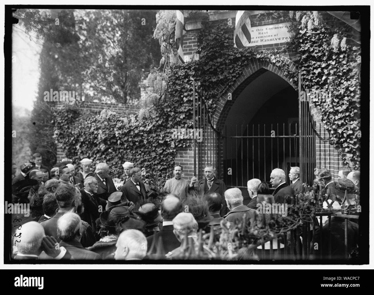 DODGE, COL. HARRISON. Le surint. De MOUNT VERNON. Tête À GAUCHE DANS OUVERT PORTE DE TOMBEAU DE WASHINGTON Banque D'Images
