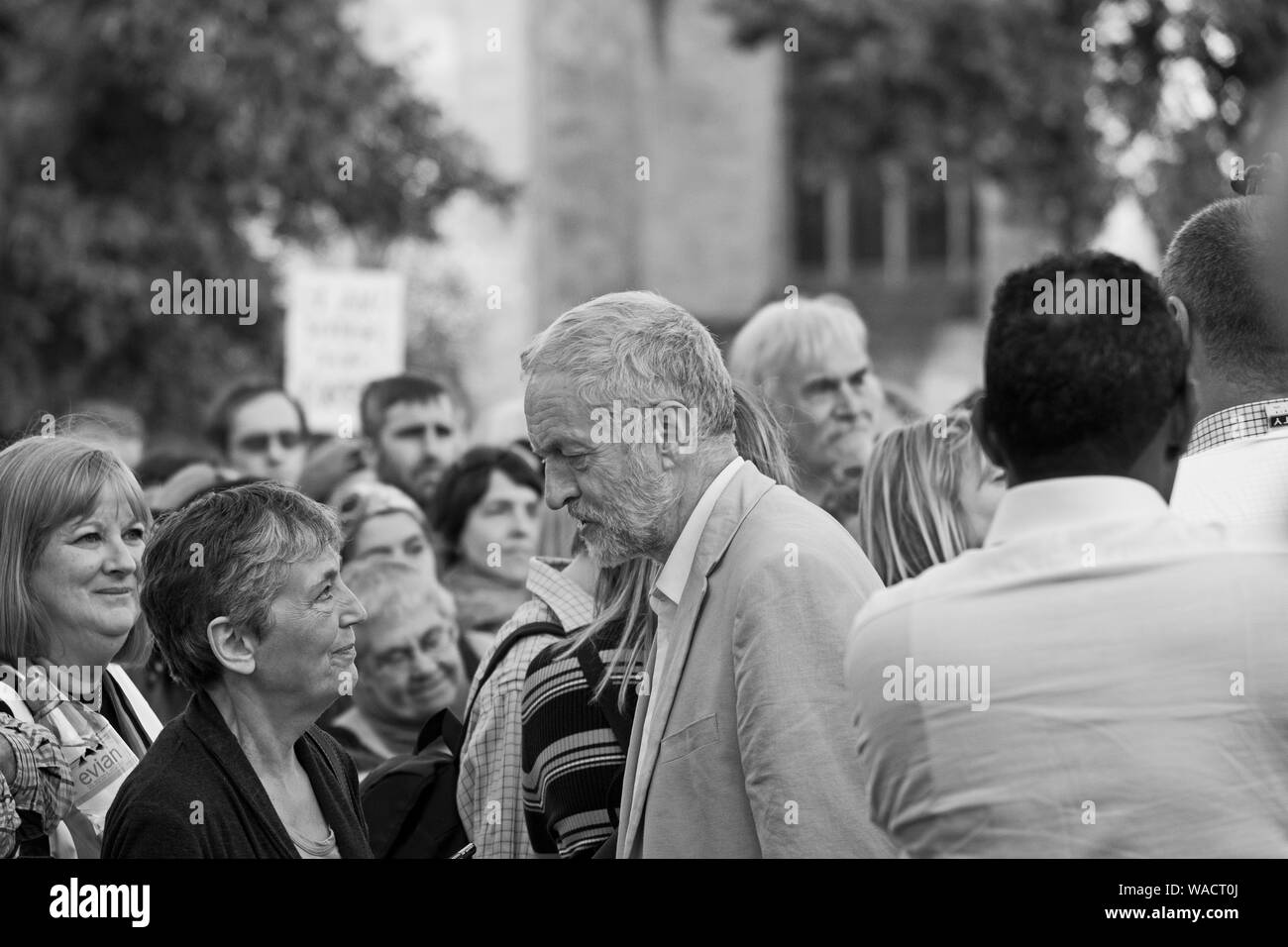 Jeremy Corbyn MP parle à un membre de l'assistance lors d'un rassemblement sur College Green à Bristol, Royaume-Uni le 8 août 2016. Le rassemblement faisait partie de Corbyn's campagne pour la réélection à la tête du parti travailliste. Banque D'Images