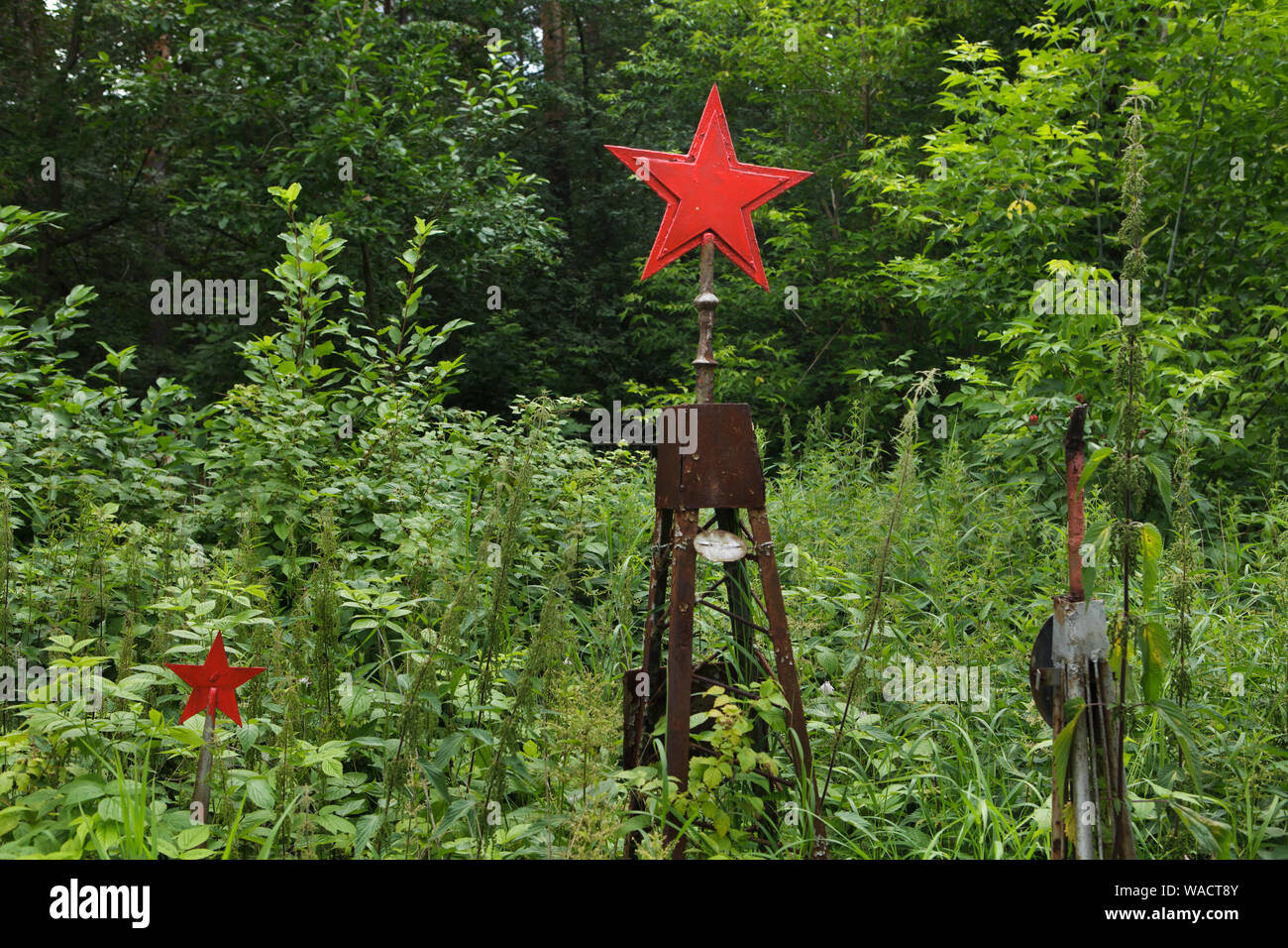 Étoiles rouges sur les tombes du cimetière abandonné à Ivanovskoye à Iekaterinbourg, Russie. Banque D'Images