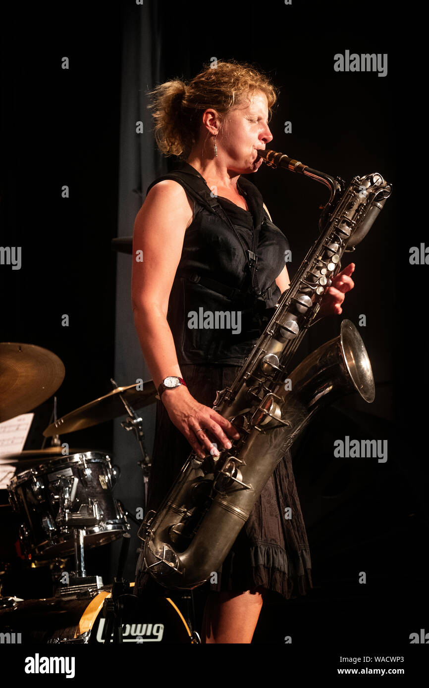 Karen Sharp jouant le saxophone baryton avec son Quartet, Brecon Jazz Festival 2019 Banque D'Images