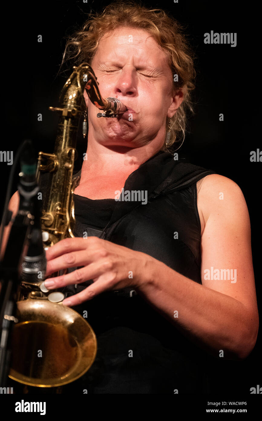 Karen Sharp jouer saxophone ténor avec son Quartet, Brecon Jazz Festival 2019 Banque D'Images