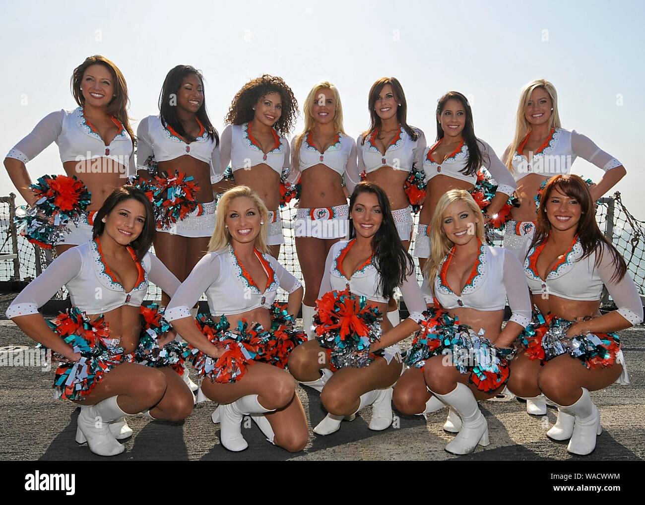 Dolphins Cheerleaders - USS Vella Gulf - Jan 21 2009. Banque D'Images