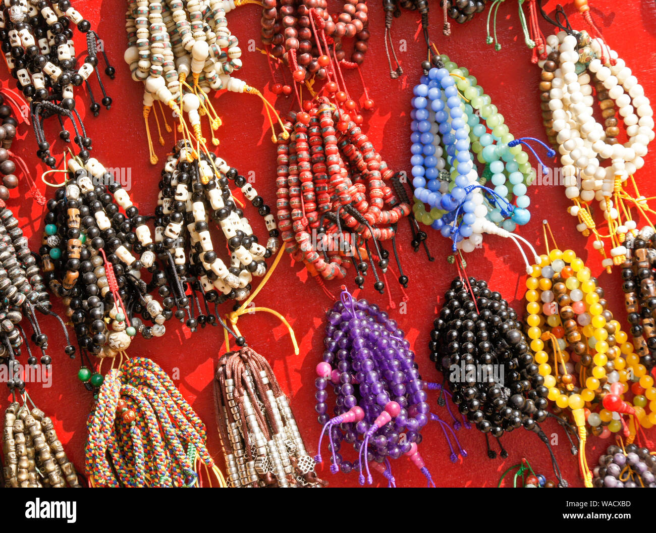 Chapelet bouddhiste tibétain en vente en magasin à Boudhanath, Vallée de Katmandou, Népal Banque D'Images