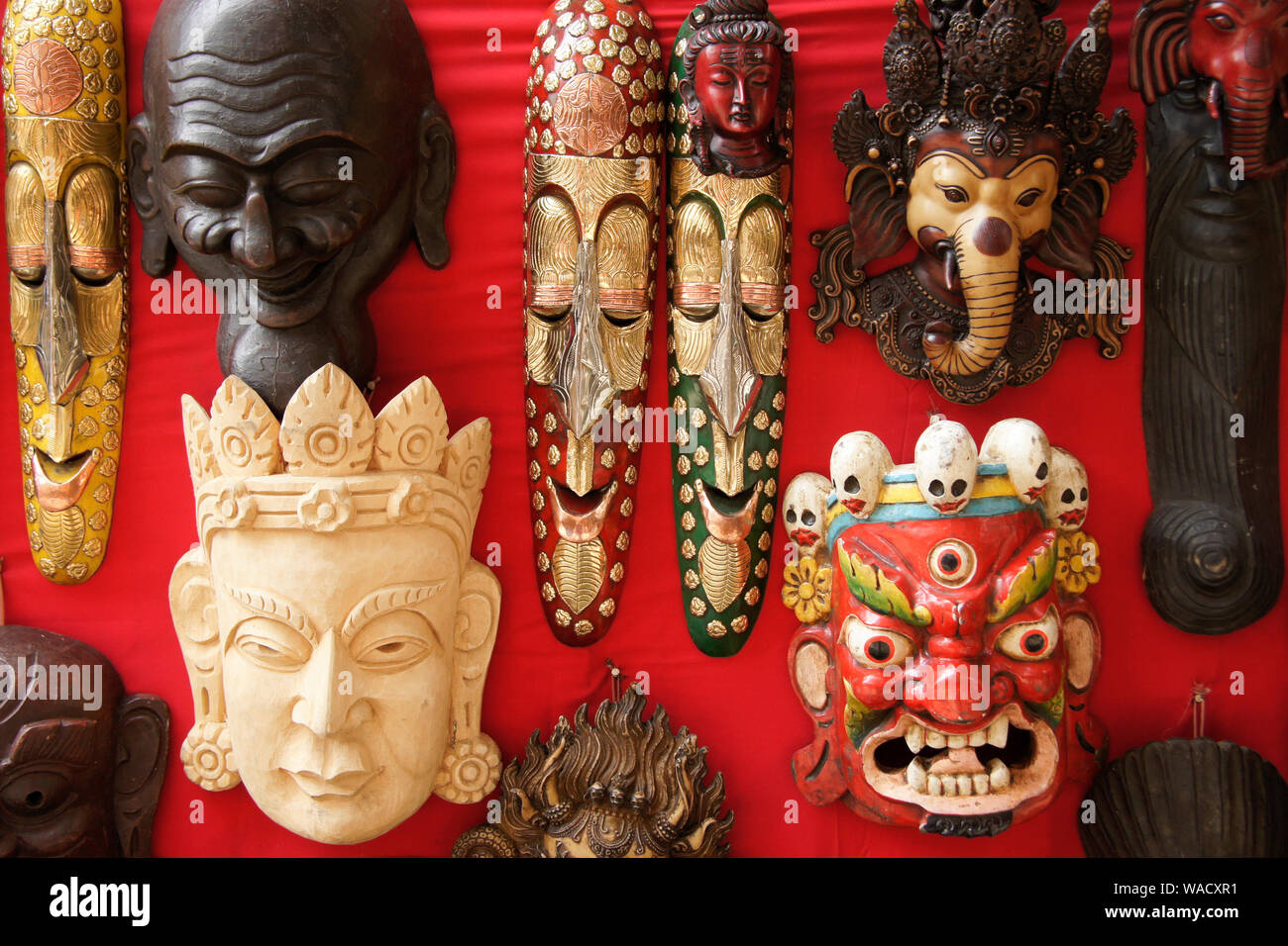 Masques exposés à la vente dans quartier de Thamel de Katmandou, Népal Banque D'Images