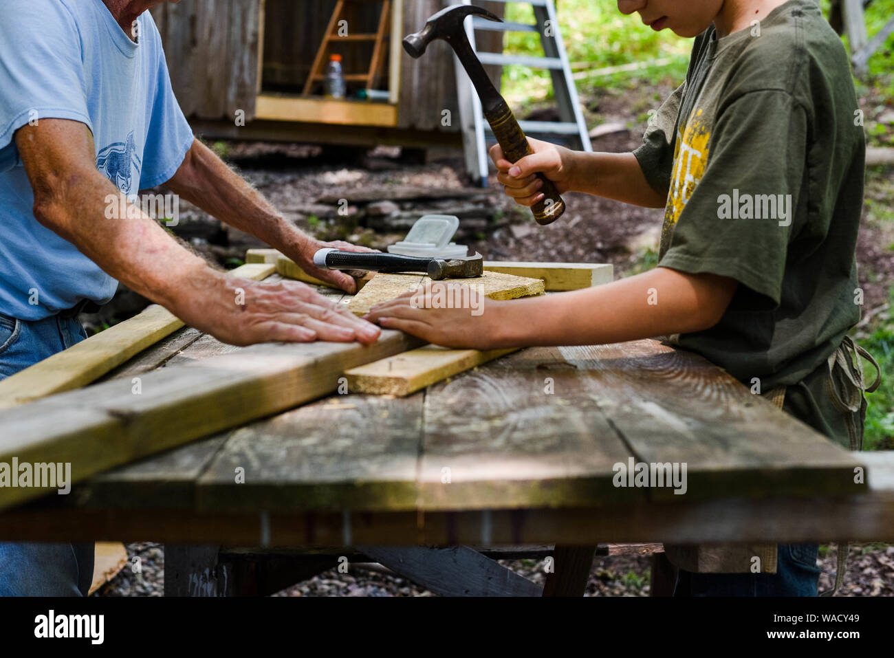 Deux personnes travaillent ensemble pour construire un hangar de stockage en do-it-yourself projet à la maison. Banque D'Images