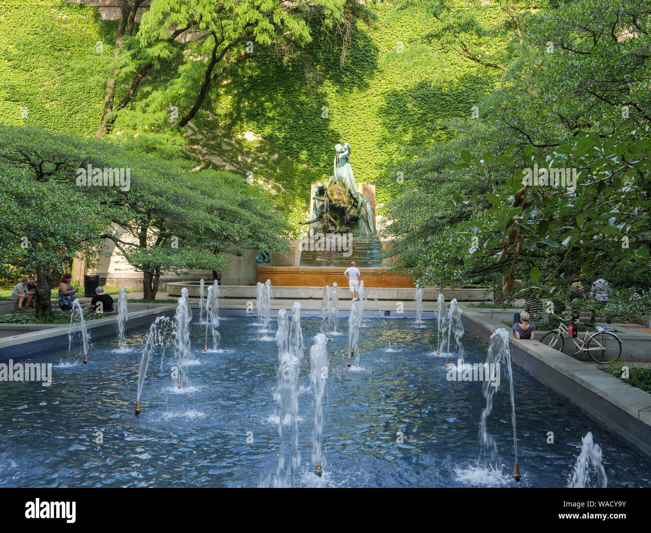 Art Institute of Chicago jardin sud et fontaine de la sculpture des Grands Lacs par Lorado Taft. Banque D'Images