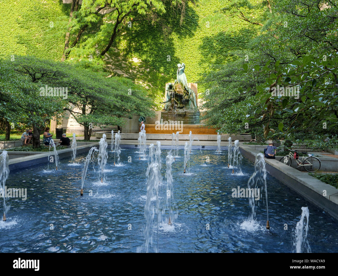 Art Institute of Chicago jardin sud et fontaine de la sculpture des Grands Lacs par Lorado Taft. Banque D'Images
