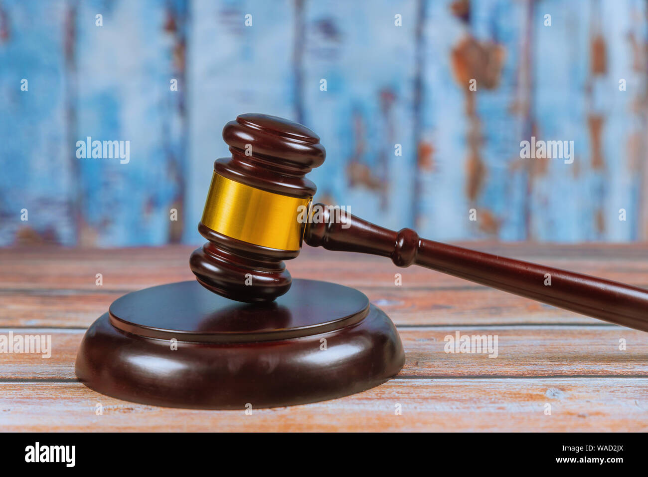 Wooden judge gavel isolé sur fond de bois. Concept de la Cour. Banque D'Images