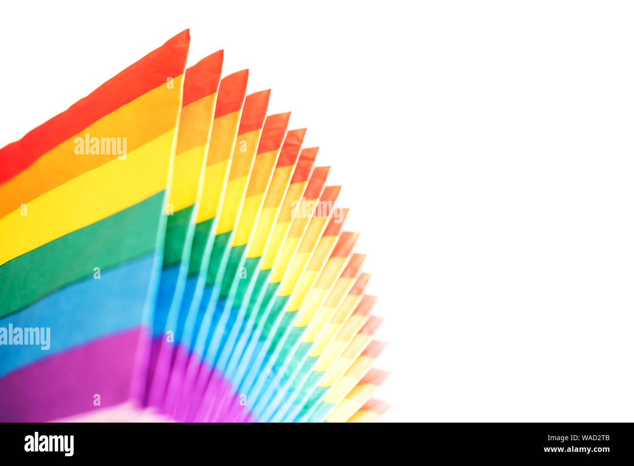Serviettes de table en forme d'arc-en-ciel sur un fond blanc Banque D'Images