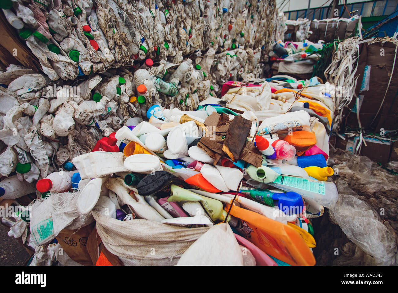 Ufa, Russie, 1 juillet, 2019 : Grande pile de vieilles bouteilles en plastique Banque D'Images