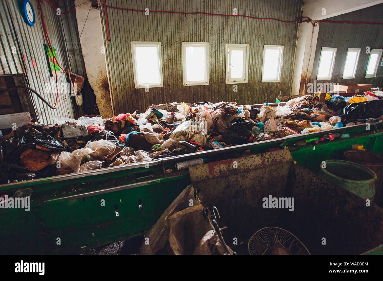 Ufa, Russie, 1 juillet, 2019 : convoyeur à bande à l'intérieur de l'usine de recyclage des déchets transports filtre à tambour rotatif ou tamis cylindrique avec écran ou trommel Banque D'Images