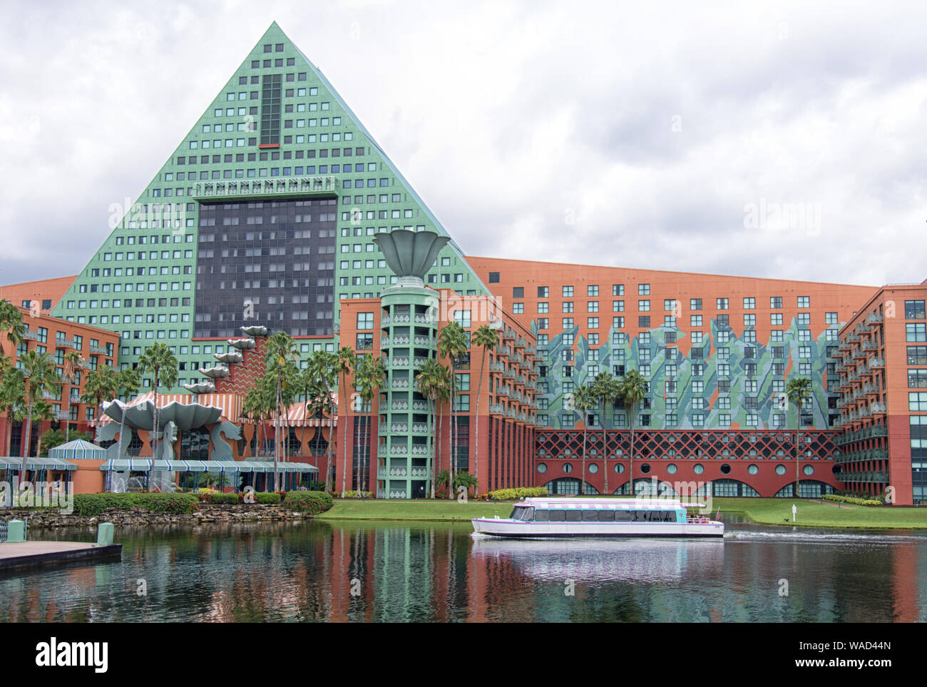 ORLANDO, FLORIDE, USA, 16 août 2019 Vue panoramique de dauphins colorés & Swan Resort Hôtel et bateau-taxi à Lake Buena Vista. Banque D'Images