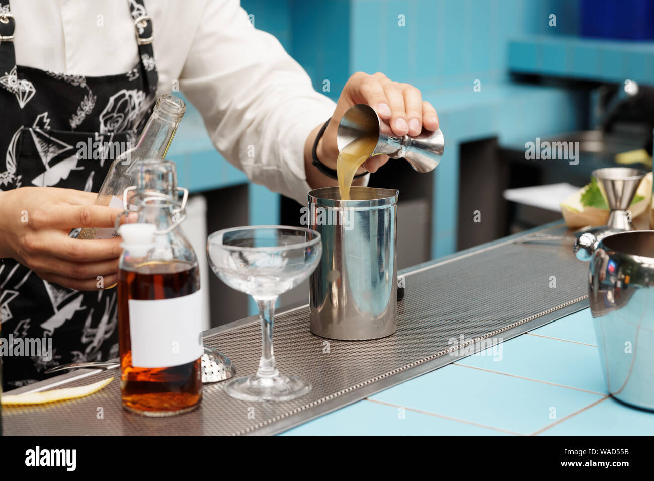 Barman est versé dans un verre à mélange d'infusion Banque D'Images