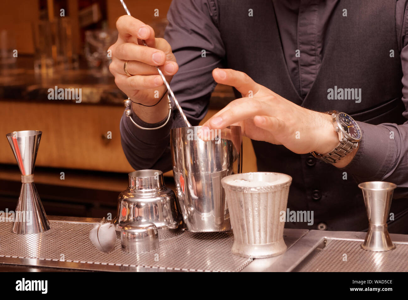 Barman est le mélange des ingrédients au shaker métal avec bar spoon Photo  Stock - Alamy