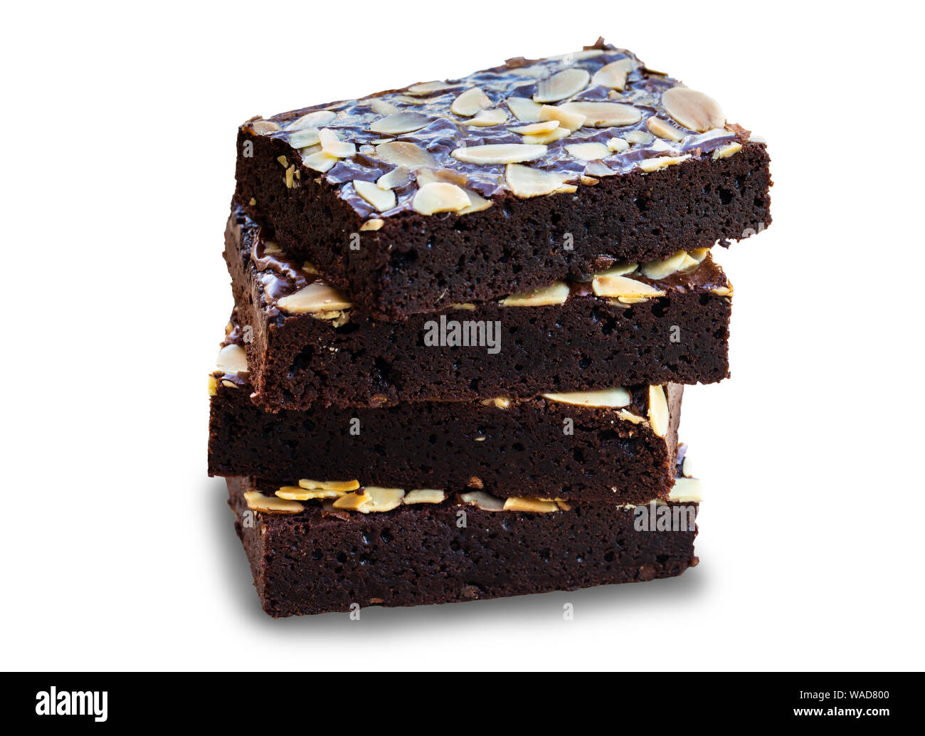 Fond isolé blanc avec chemins de détourage close up des brownies au chocolat noir avec garniture tranches d'amande amère et sucré délicieux caramel. B Banque D'Images