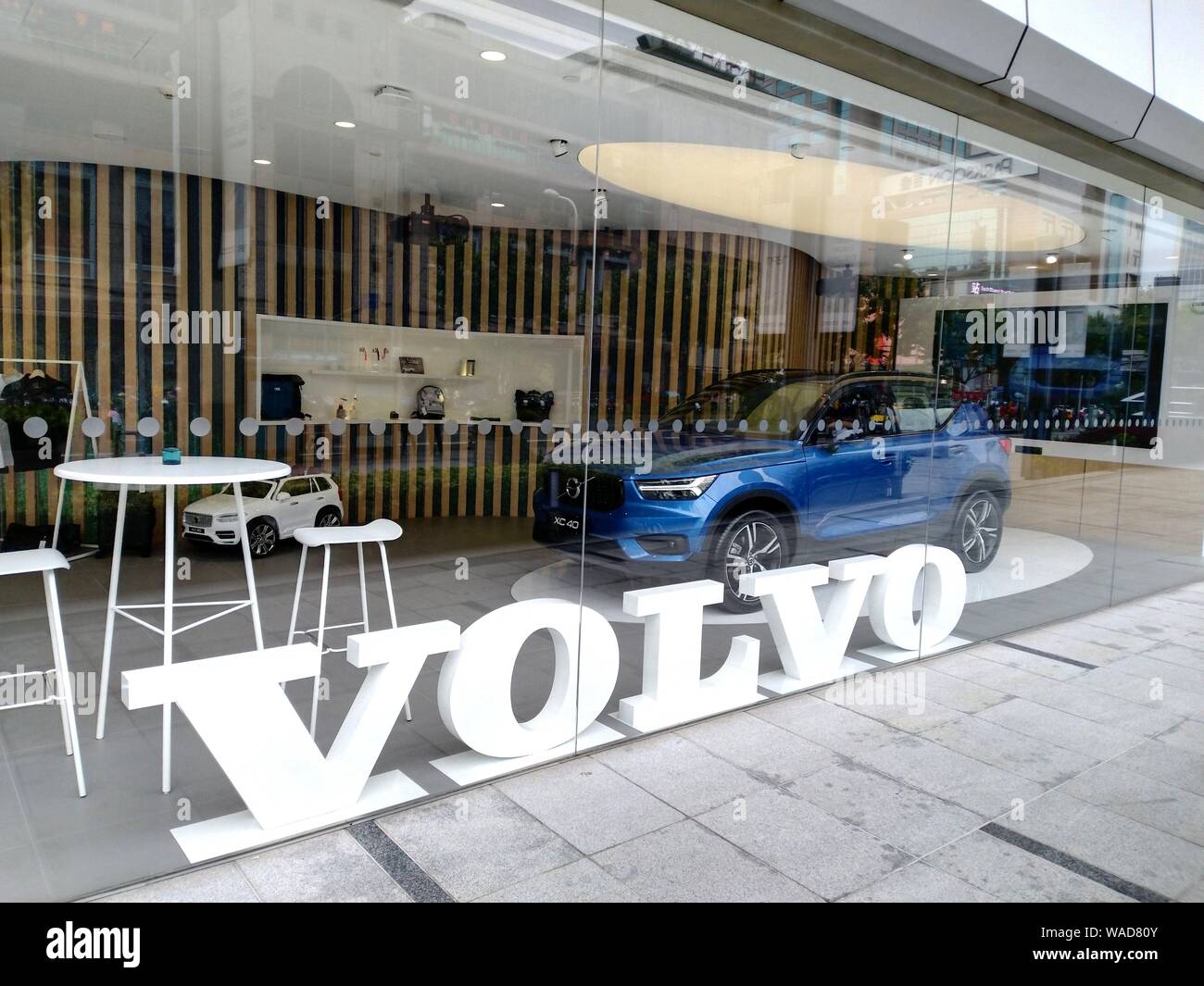 --FILE--Vue d'un concessionnaire Volvo de magasin à Shanghai, Chine, le 2 juillet 2019. Volvo Cars est l'intensification de la réduction des coûts dans le but d'inverser la baisse de pr Banque D'Images