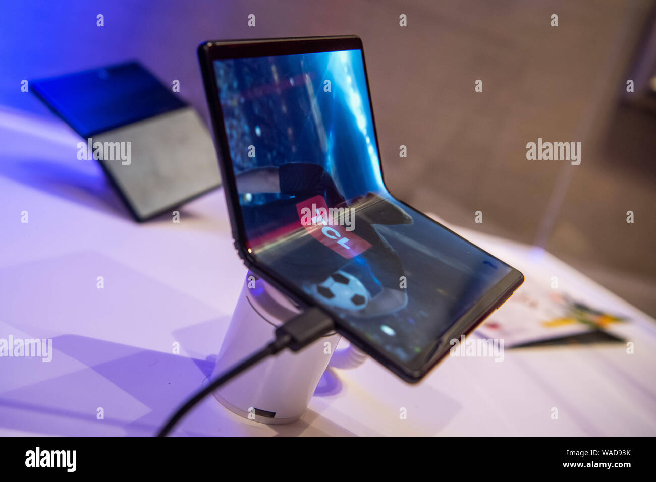 Un TCL 5G smartphone pliable est affiché pendant l'événement de lancement de nouveaux produits TCL à Sao Paulo, Brésil, 1 juillet 2019. Le lancement de nouveaux produits TCL ev Banque D'Images